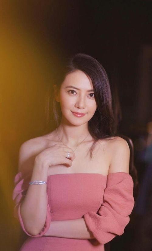 李涓生活照,平凡中的不凡魅力